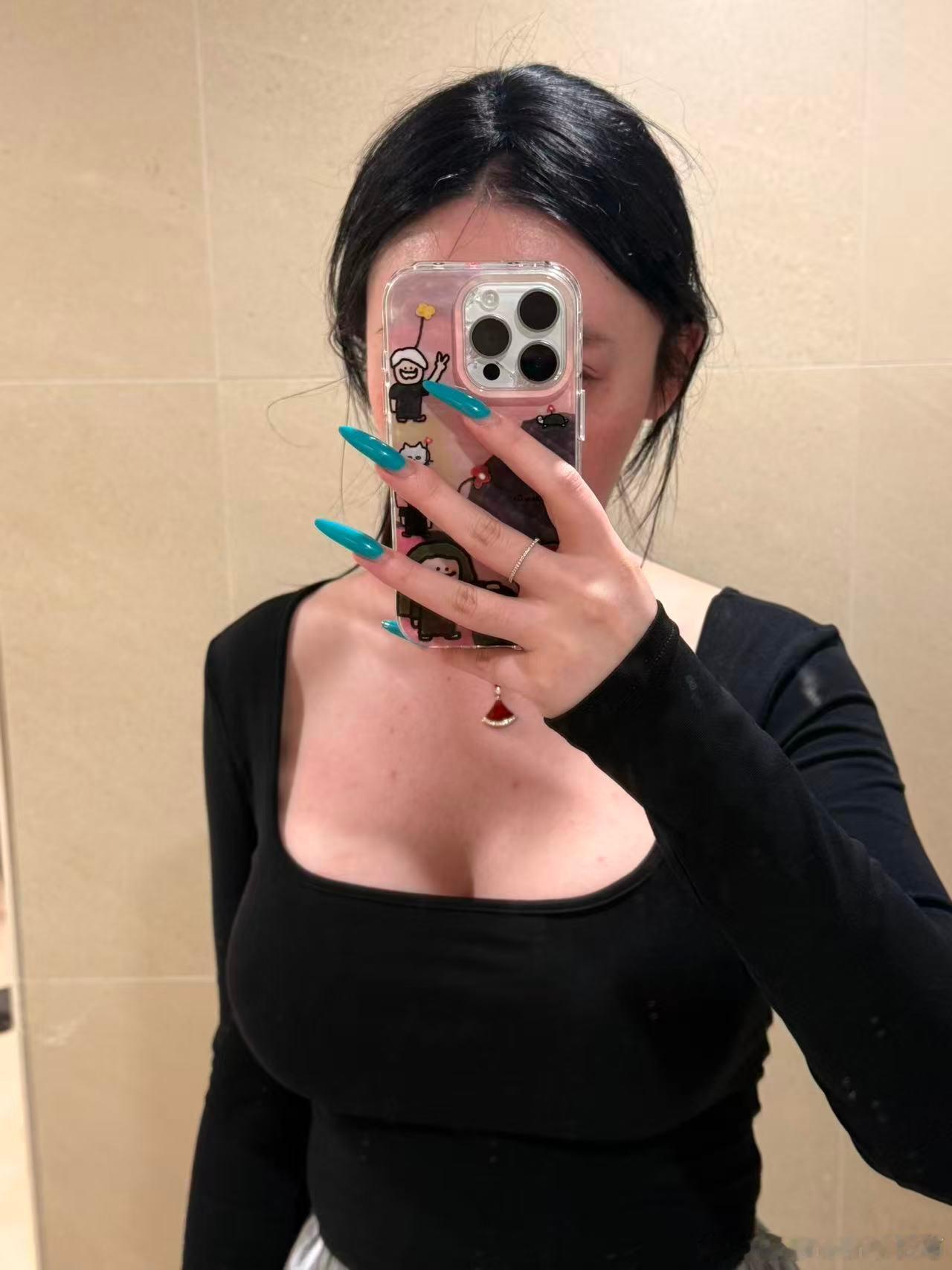 几乎都是给客人带.. 有一个想说的是这个店剪裁的很好，衣服做的都很服帖而且现在秋