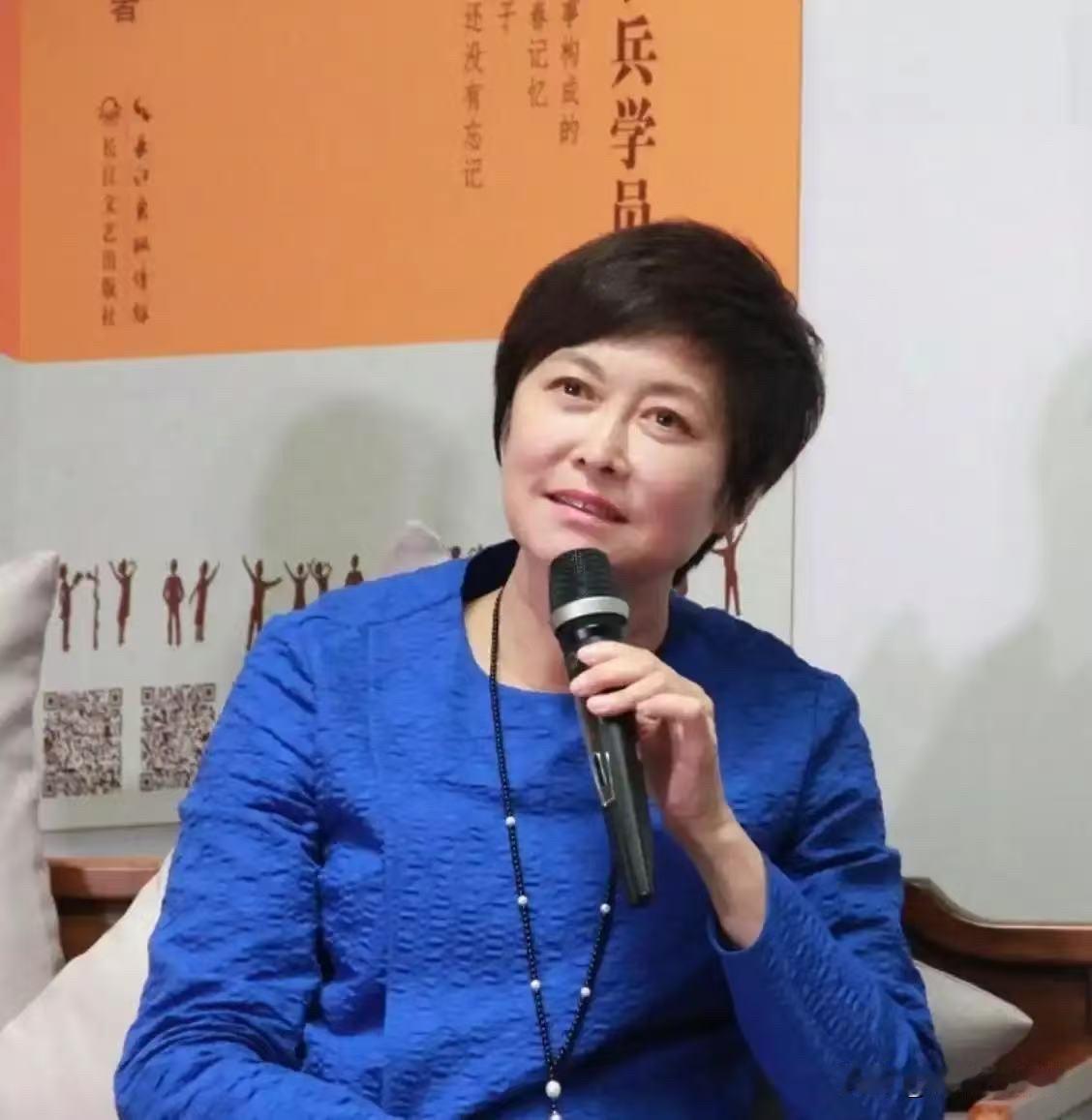 9月17日清早，
八宝山东礼堂门前排起了长队。
白色花圈摆了两排，挽联上写的是：