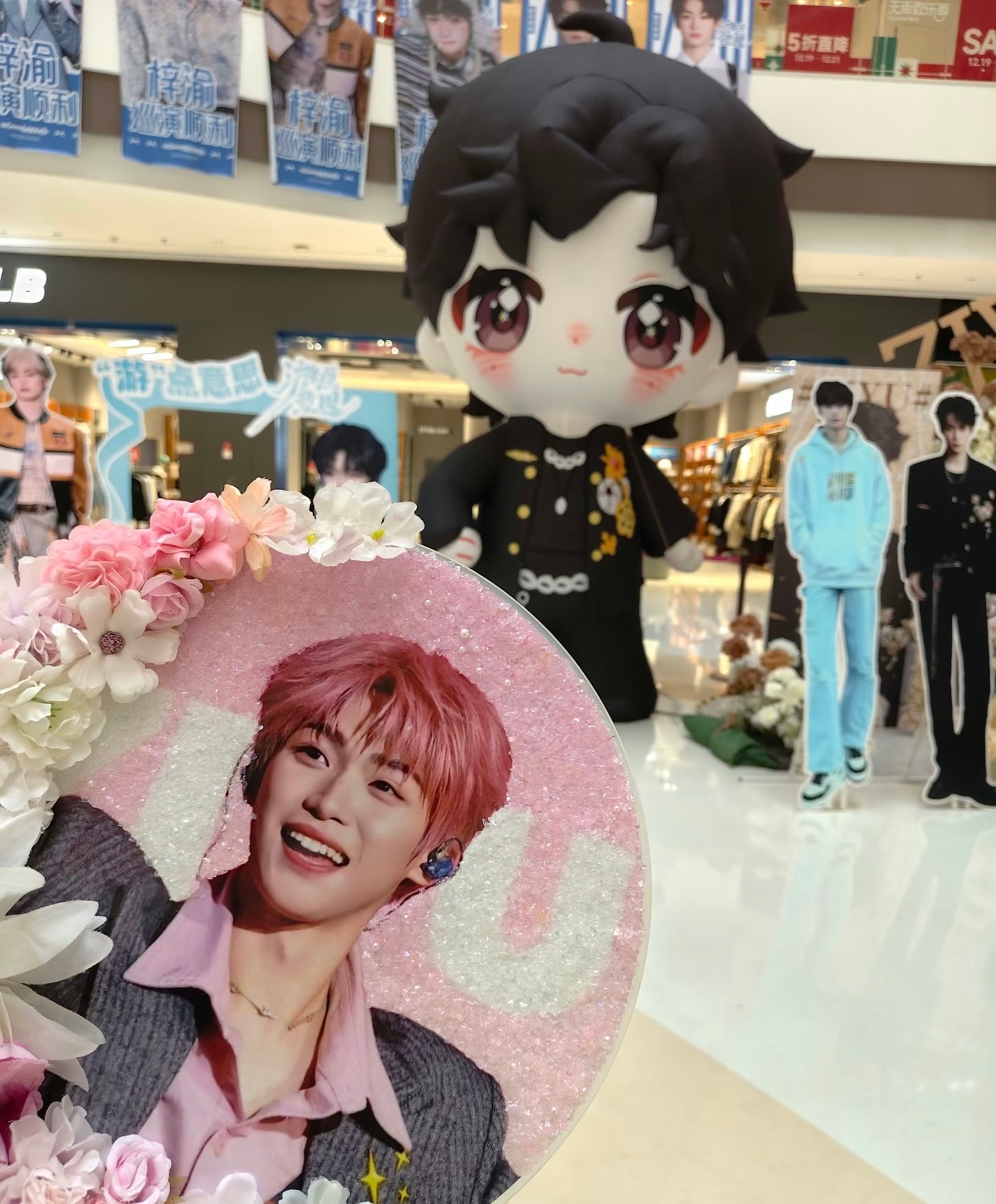 南京这几天到处都是梓渝，地铁、大屏、街道 、商场…南京是一座巨大的梓渝痛城！Yu