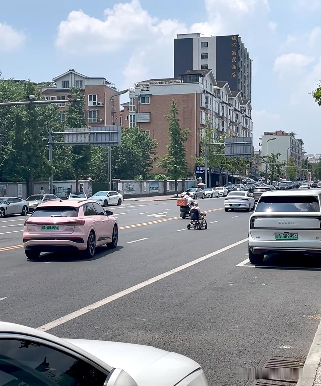 还得是这大爷的小电车厉害