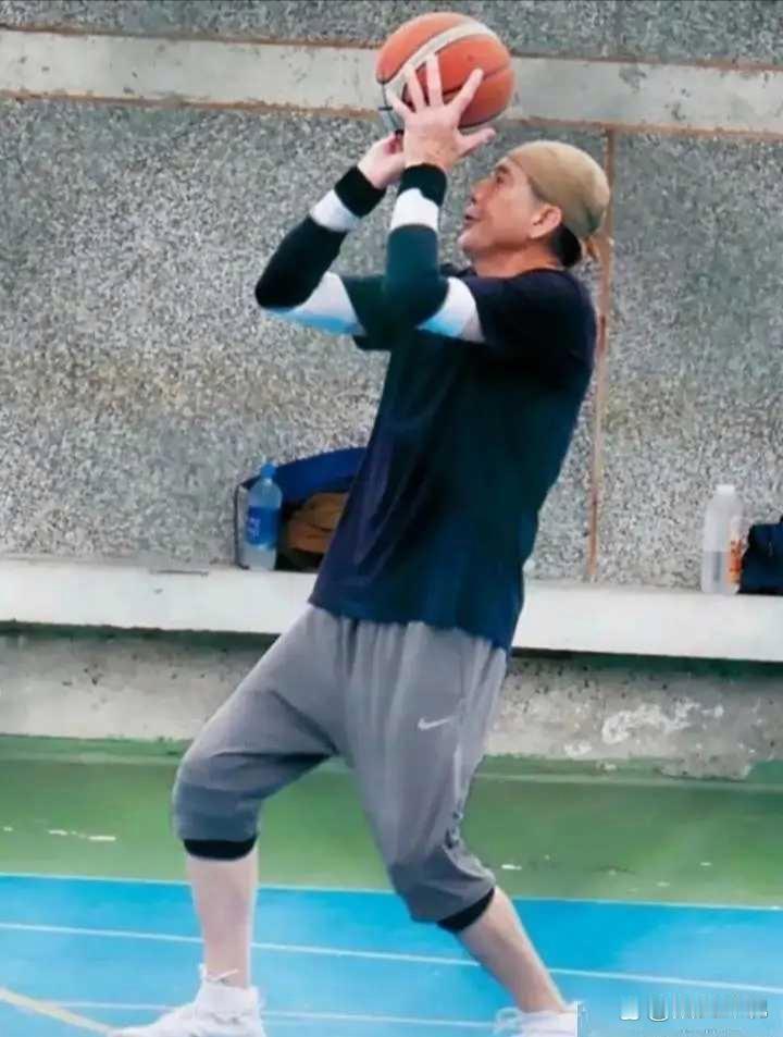 80多岁的秦汉，打起篮球来生机满满，像年轻人一样活力迸发，他是怎么做到的呢？ ​