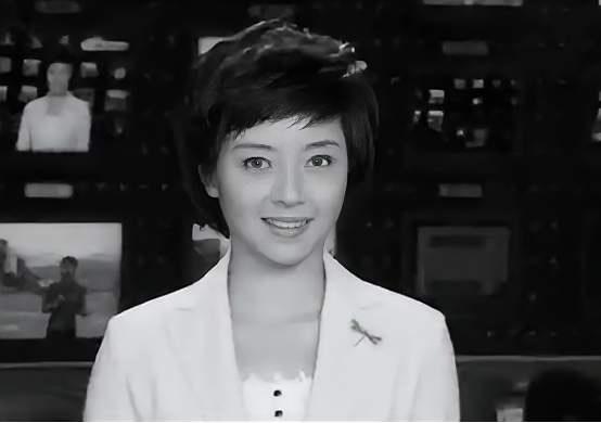 2015年，四川卫视女主持人佟瑶，聚完餐回酒店的路上，因为内急下车去路边草丛小解