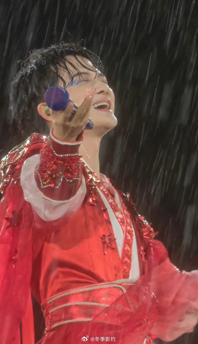 周深刘海条形码 别人淋雨是发型塌了，周深淋雨是直接升级成条形码，扫码还能显示“全