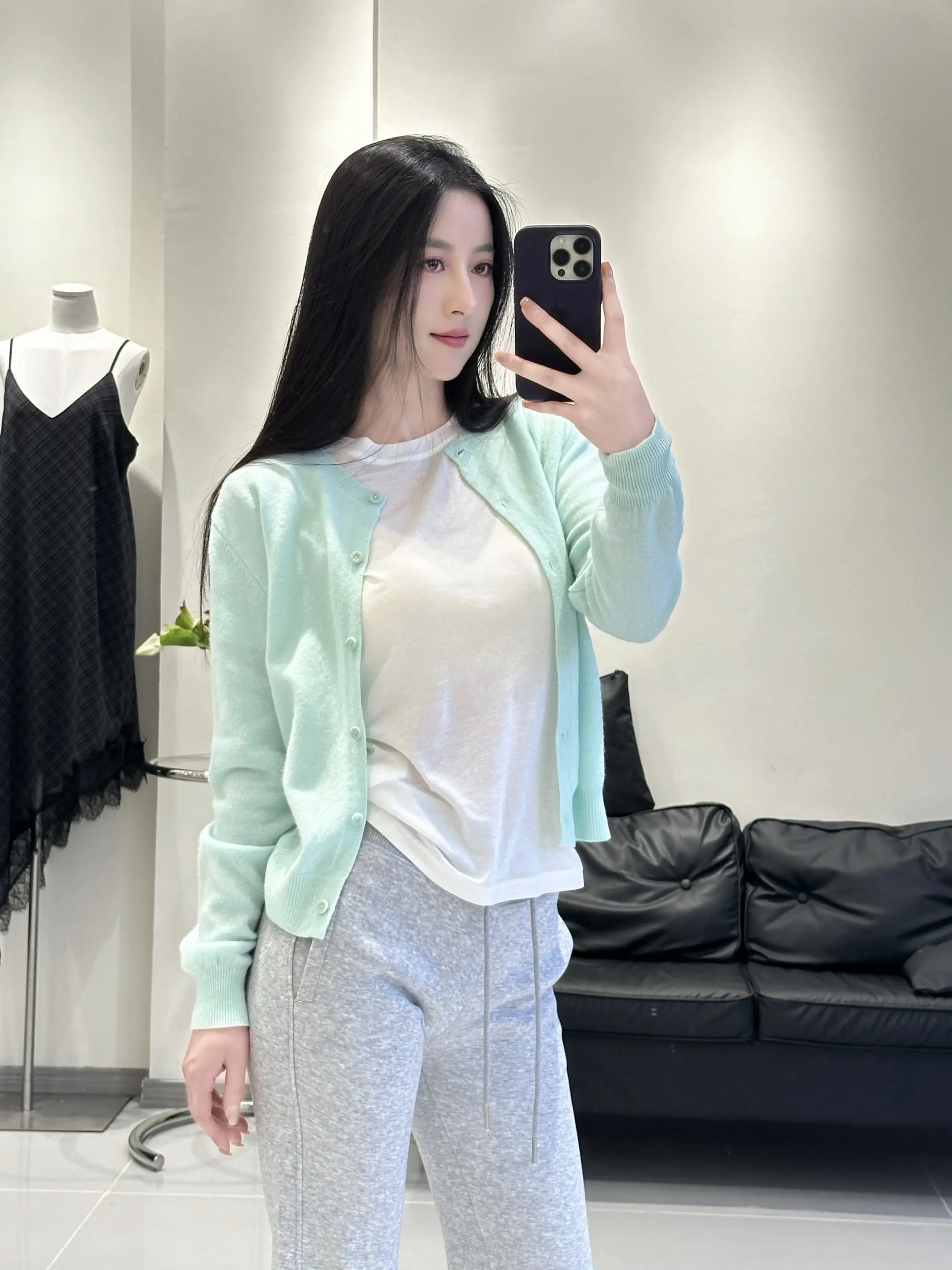 能从暴雨中走出来的 靠的从来不是伞