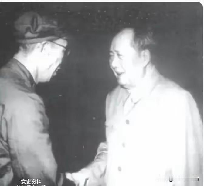 最高规格的褒奖！1967年毛主席紧握梁兴初双手：38军万岁，军长岂能不万岁
 
