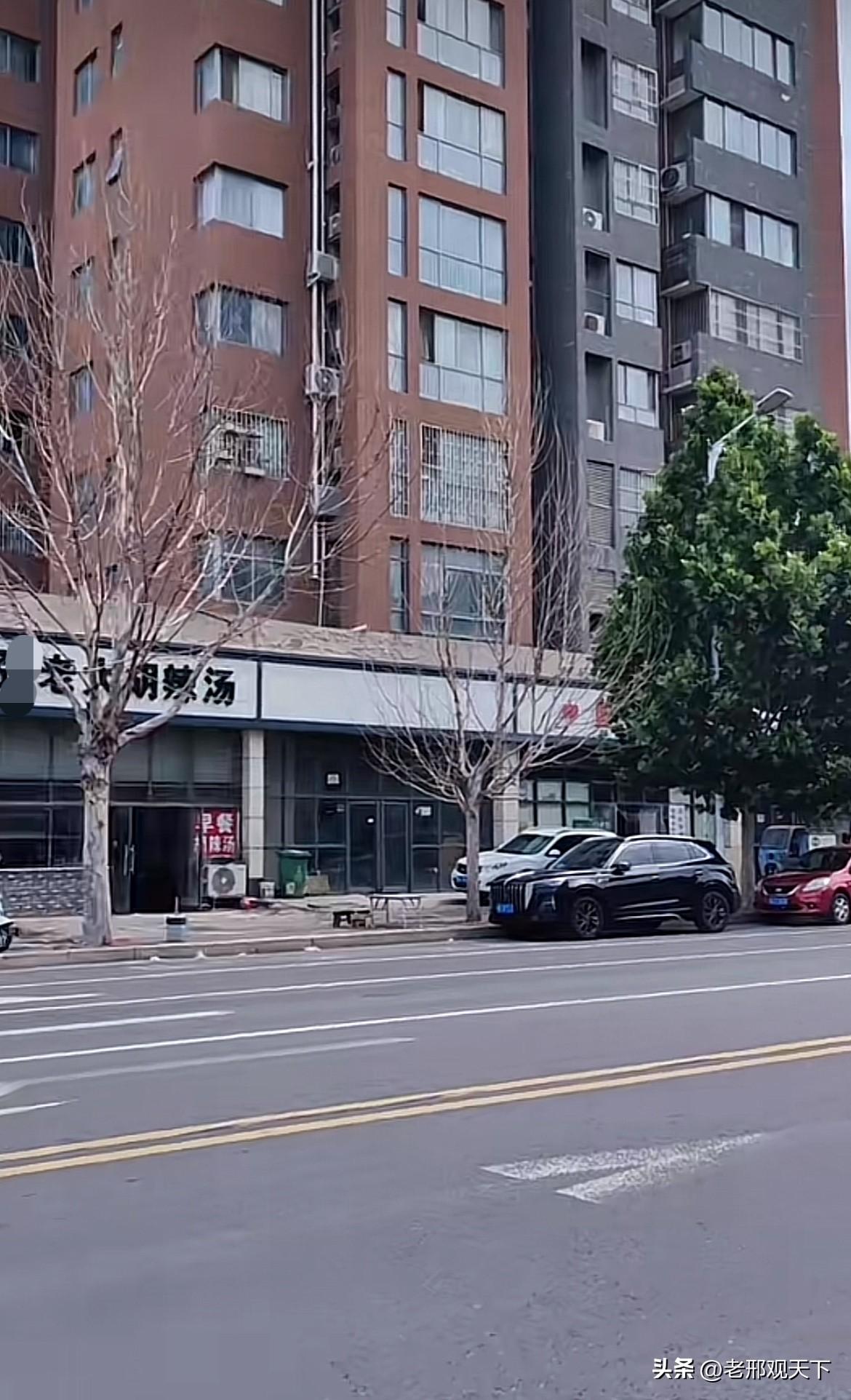 这家“Z老大胡辣汤”店，其大门口的两棵树，枯死得有点蹊跷。

这家胡辣汤店，本身