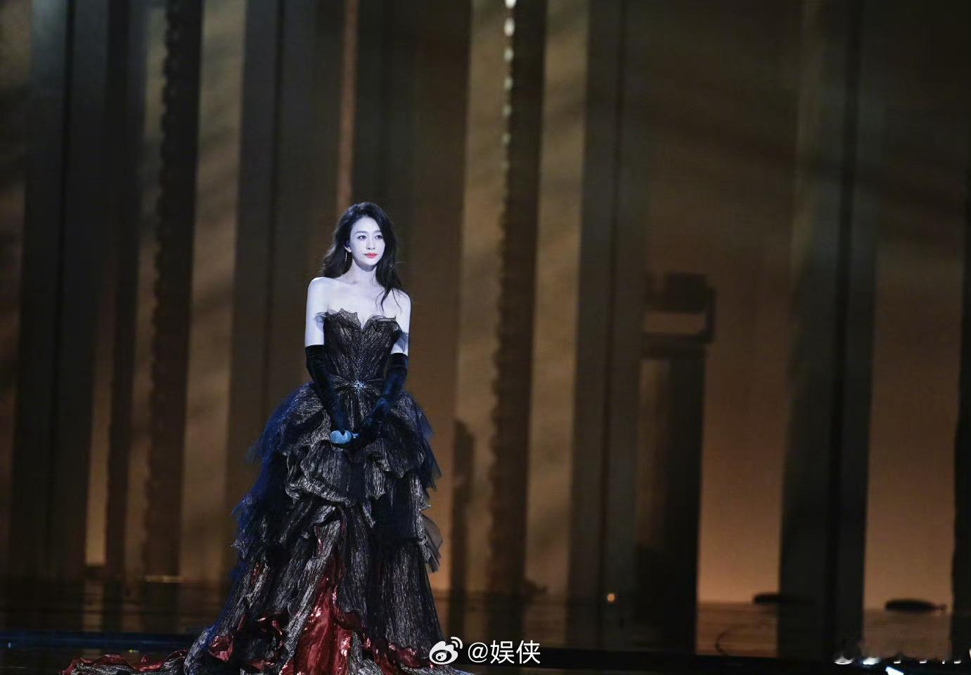 谢娜回应李小冉说自己管不了她俩闺蜜相处也太有意思了，李小冉直言谢娜管不住自己，谢
