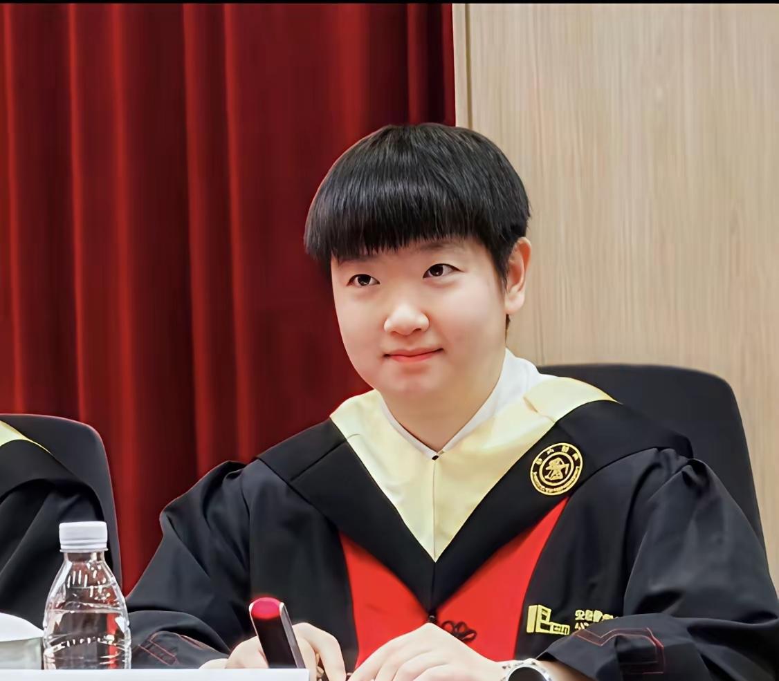 看多了
穿运动服的莎莎
没想到莎莎穿学士服的模样

也如此惊艳，莎莎这一路走来，