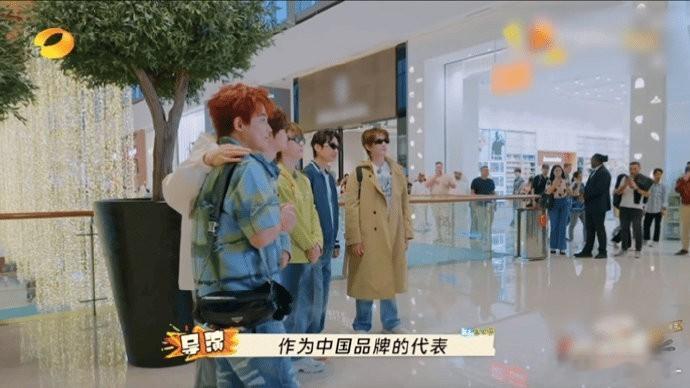 再就业男团迪拜送礼还是国货  再就业男团是会挑礼物的  平常别看再就业男团这几个