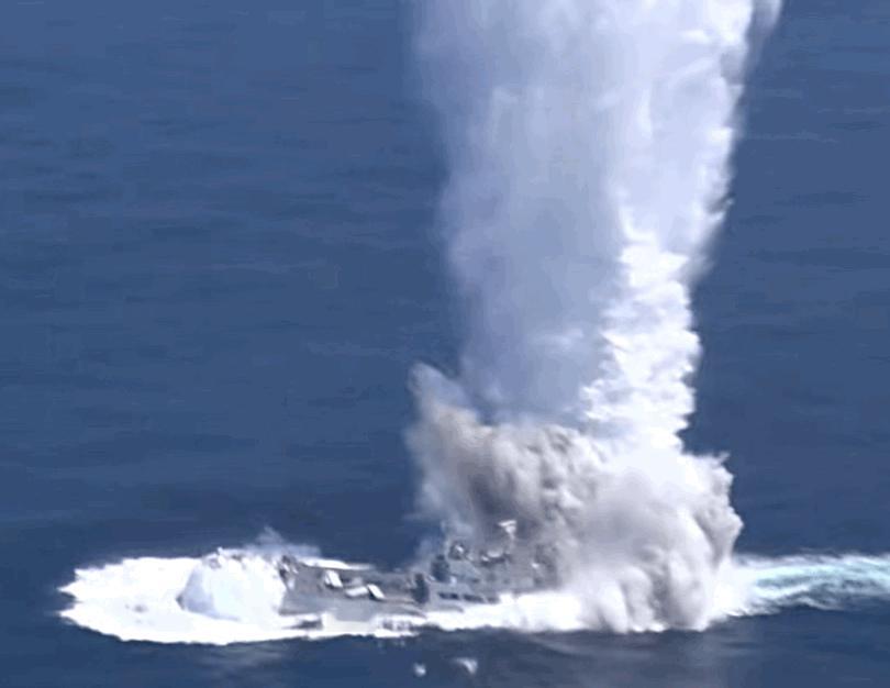 中国首次曝光尾流自导鱼雷，炸飞了一艘登陆舰靶船。

在解放军潜艇部队成立70周年