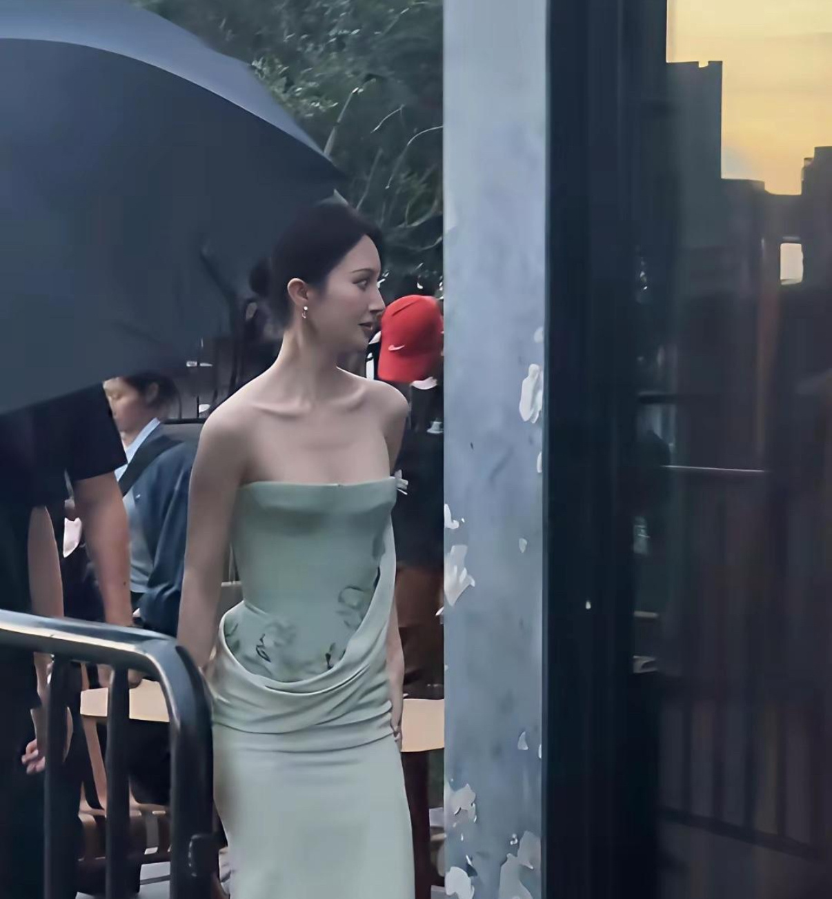 我的天啊 金晨真人都薄成一片了 这也太瘦了吧