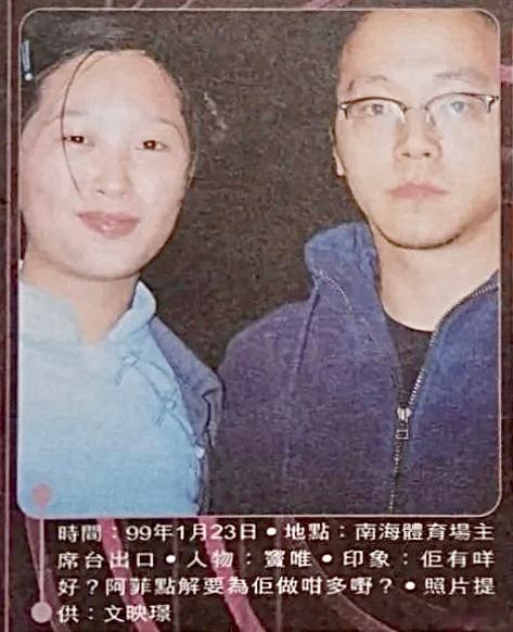 同样与歌迷合照的窦唯，“圣大保罗”很醒目啊…… 