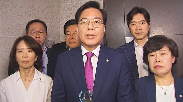 国民力量又去法院抗议了
为了正在铁窗下吹风扇的3617？
这次例外：
吹响全体议