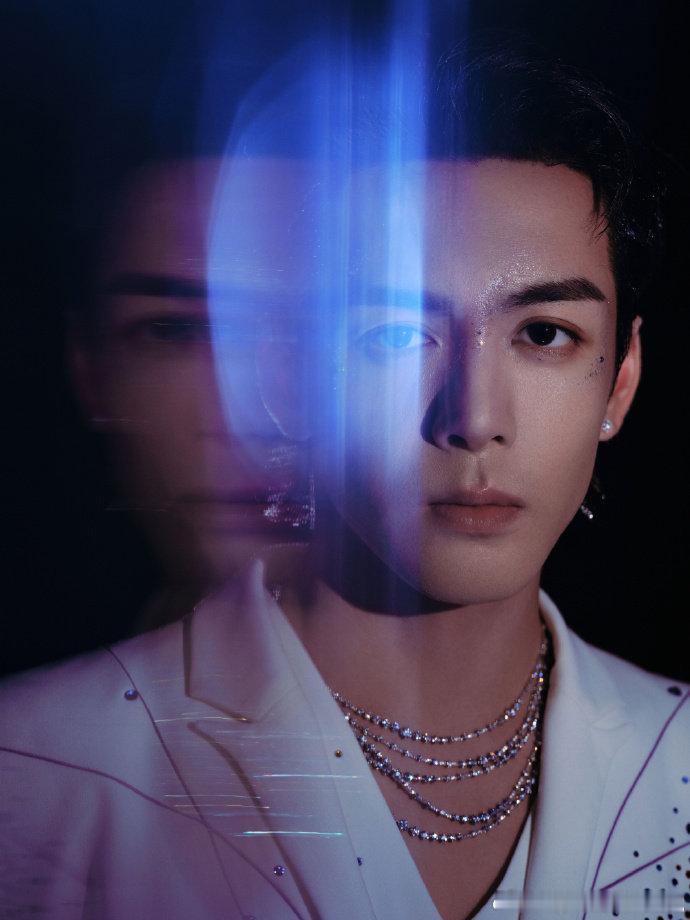 曾舜晞定制手工水晶礼服曾舜晞江苏跨年造型江苏卫视跨年节目单跨年舞台被曾舜晞的水晶