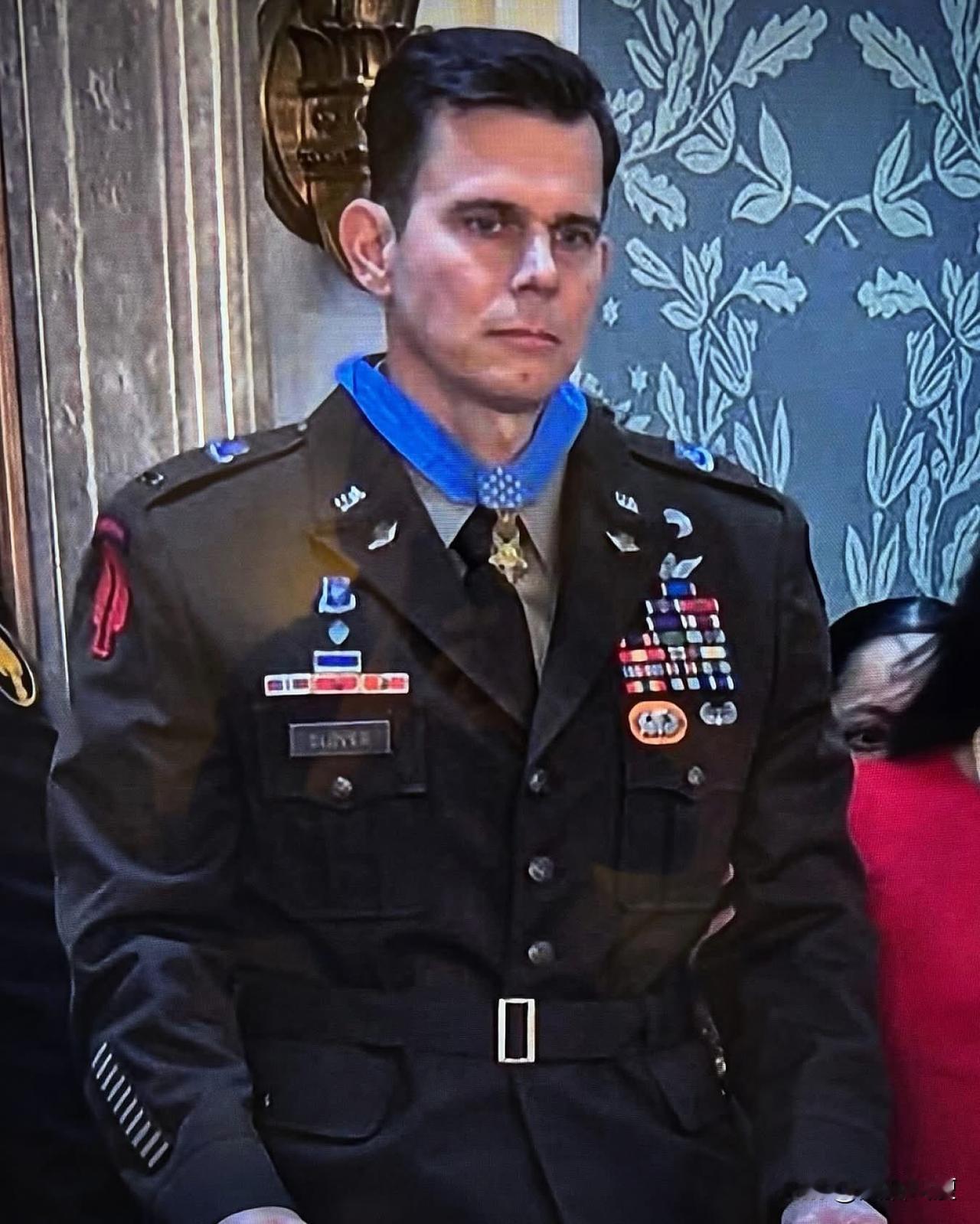 说个不会受欢迎的观点：

这哥们行动中负伤，接受白宫功勋奖章，并不是因为在守护自