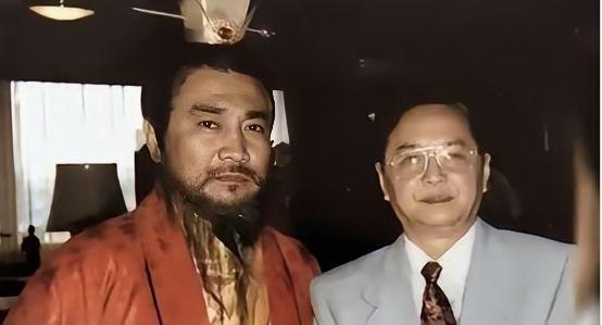 1991年，一个演员因为要求配一辆进口专车，丢掉了曹操这个角色。当时剧组原定的曹