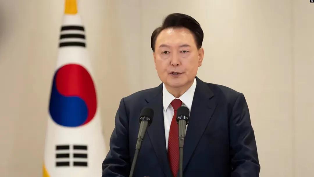 韩国总统尹锡悦真是奇葩，为了妻孑受贿一个包包，来了个国会戒严，结果葬送了自己的政