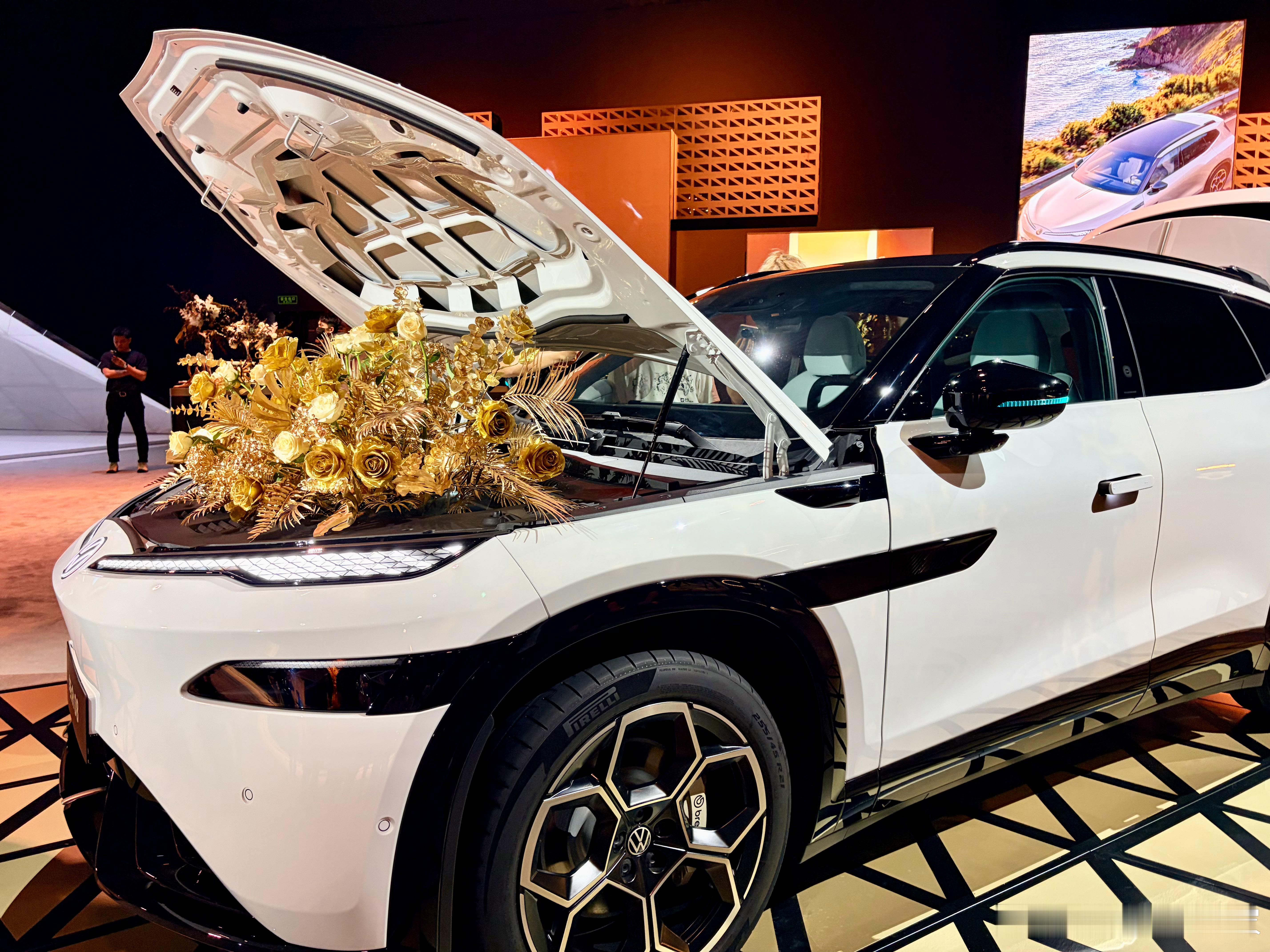 与众08发布会这个门可太金了，不愧是金标大众与众08预售价23.99万起，老板们