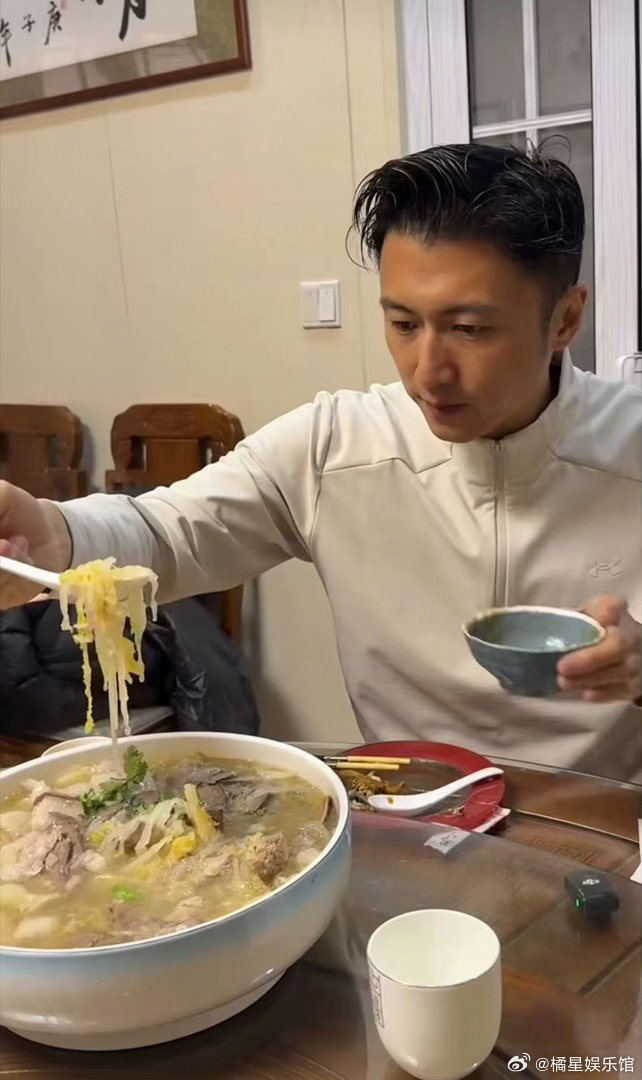 谢霆锋内娱满级吃商的含金量一饭封神 看节目才真切感受到谢霆锋的吃商不是人设，一口