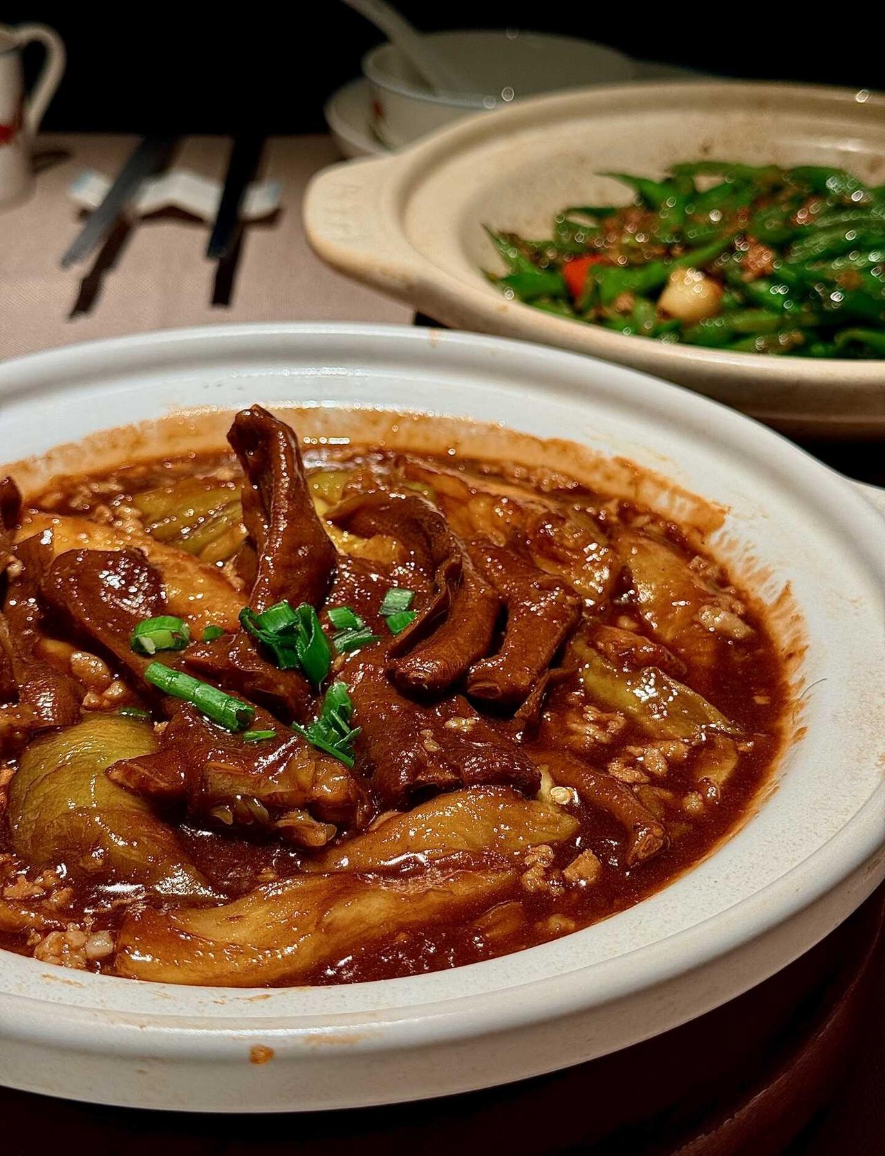 广州丨小炳胜
[一]沙茶糯米茄子焖鹅掌：
鹅掌焖的很软糯，但不是那种一抿脱骨的程