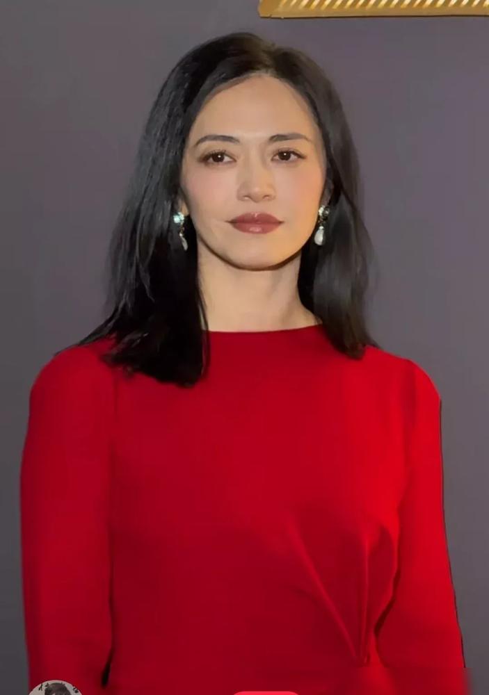 姚晨和曹郁官宣离婚了。
两人早就离了。拖到现在说，就为了保护孩子。
对比第一