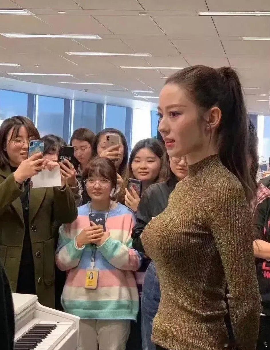 吉娜的身材的凹凸不太稳定啊[并不简单] ​​​