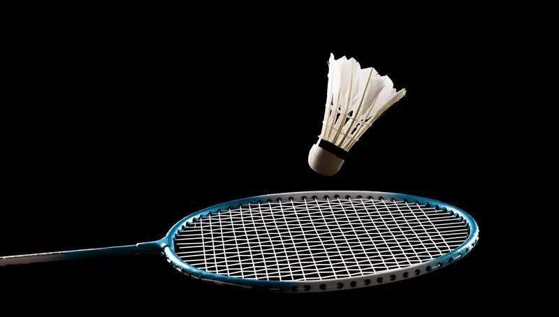 别硬接杀球，膝盖不答应。
你不是林丹，别非得扣个重杀才过瘾。
一个挡网，能让你多