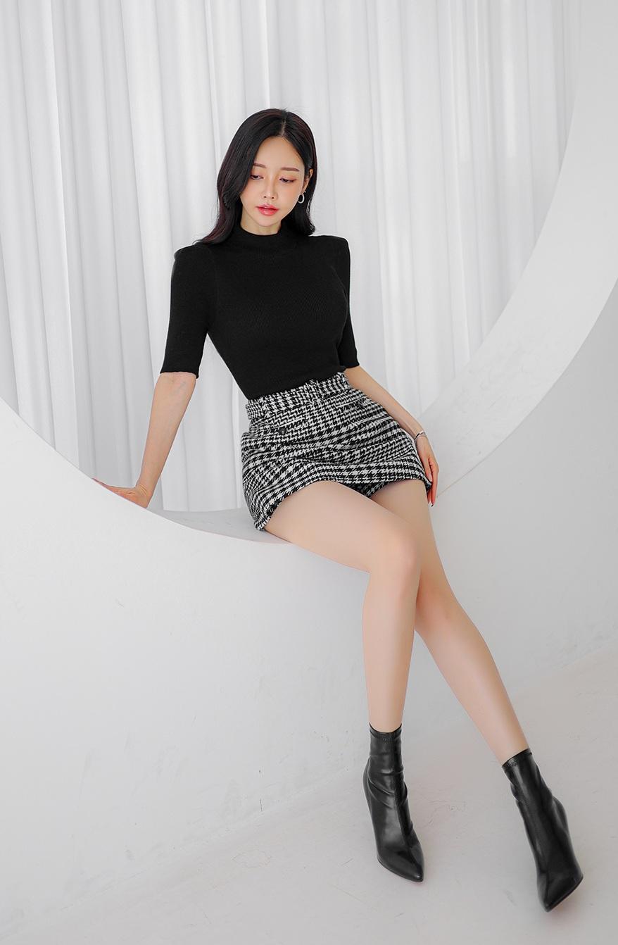 黑白格纹裙搭配黑色高领毛衣，简约优雅，气质满分！