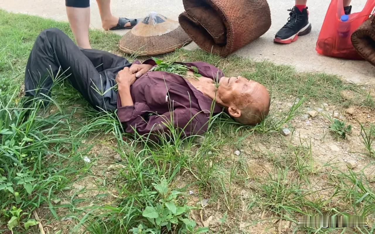广西贺州，男子邀请70岁叔叔到自家鱼塘钓鱼。叔叔一下午钓到8斤鱼，男子眼看钓得太