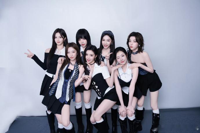 RED毕业歌会唱第一天元气值直接拉满！新生代妹妹诠释的《第一天》热烈又鲜活，经典