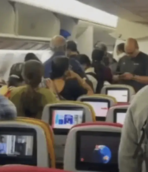 【印度航空一航班出现引擎故障 乘客被迫下机】据央视新闻报道，当地时间17日凌晨，