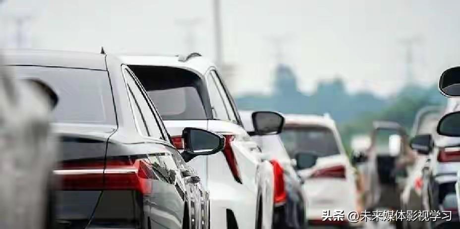 央媒罕见三连问，电车“免费用路”的特权，终于要被终结了？

就在6月，人民日报、