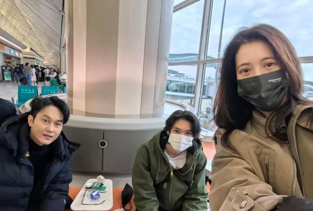 袁咏仪一家三口日本度假，儿子继承了父母的大眼基因，戴着口罩但浓眉大眼难掩帅气，在
