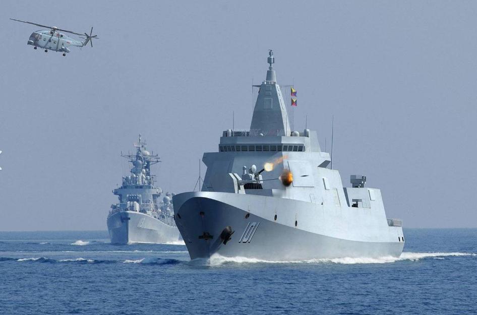 我的妈呀，解放军这回是真的亮肌肉了！055型大驱亲自下场，率18舰合围七国联军，