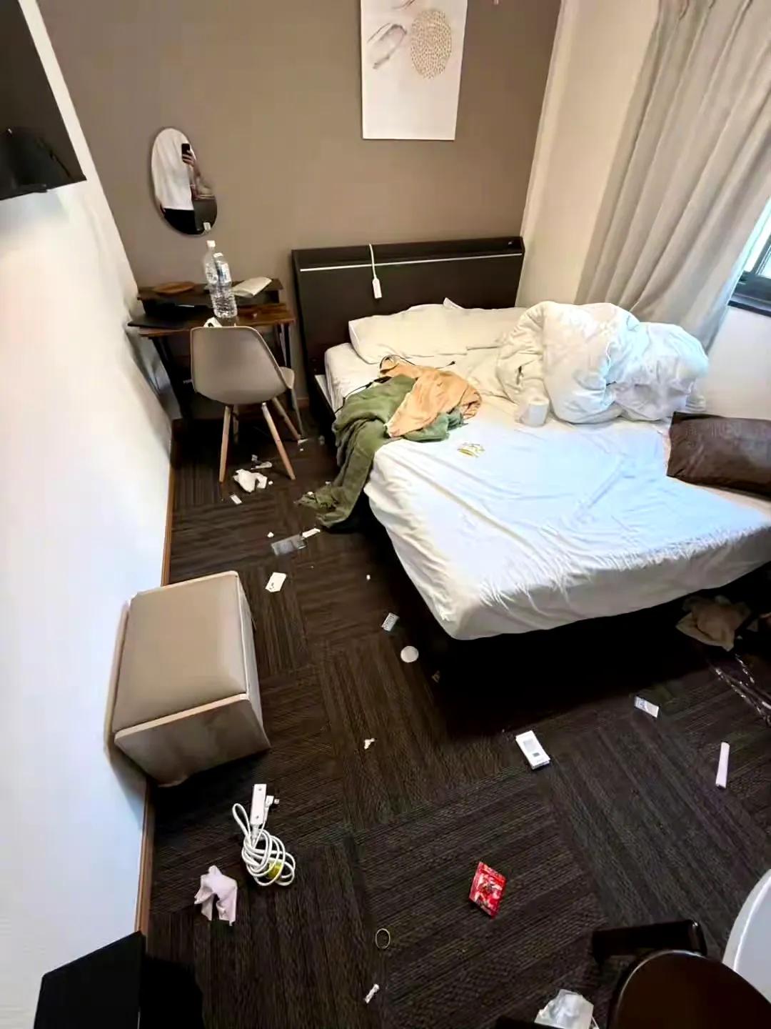 日本民宿老板山下拓马在社交媒体上发了一组照片，照片中的场景，是住在民宿中的中国游