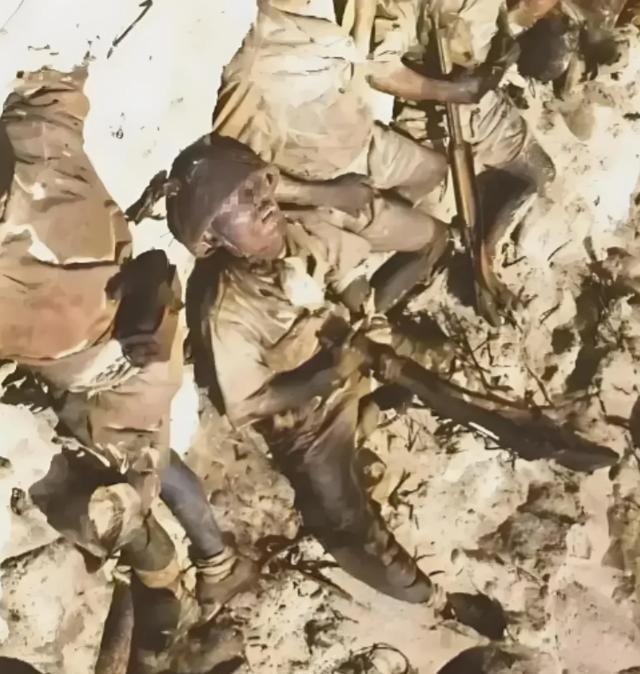 1945年，硫磺岛战役中，一名日本士兵躲藏在岩洞里不断地向美军打冷枪，美军只闻其