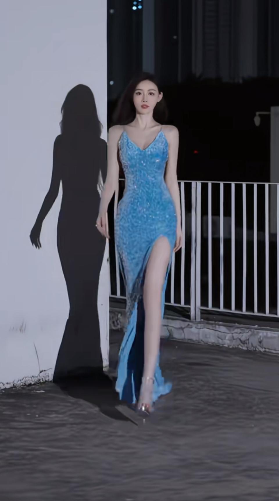 夜色为幕，蓝裙似海，每一步摇曳都是对优雅的诠释，在光影交错间，活成了独属自己的星