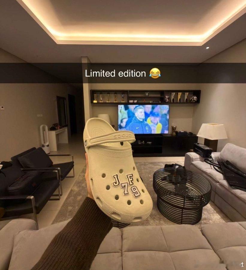 C罗和利雅得 菲利克斯咋还开始卖洞洞鞋了 