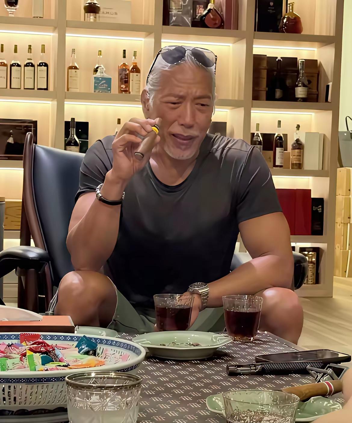 网友:
兄弟们，跟对面这个人喝酒需要注意点什么呀？[what]