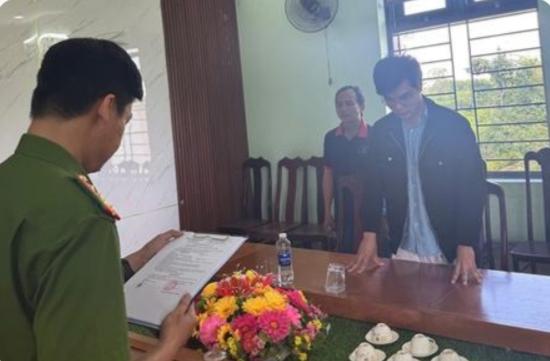 越南长期伪装成清纯女性实施网络大额诈骗十五亿盾的嫌疑人被逮捕


长时间靠网络伪