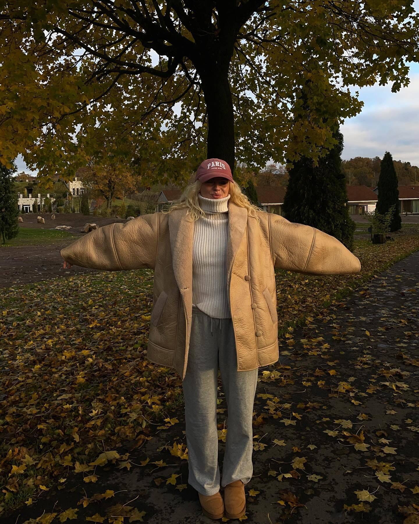 Mathilde 美拉德与复古红的松弛穿搭#Ins# ​​​