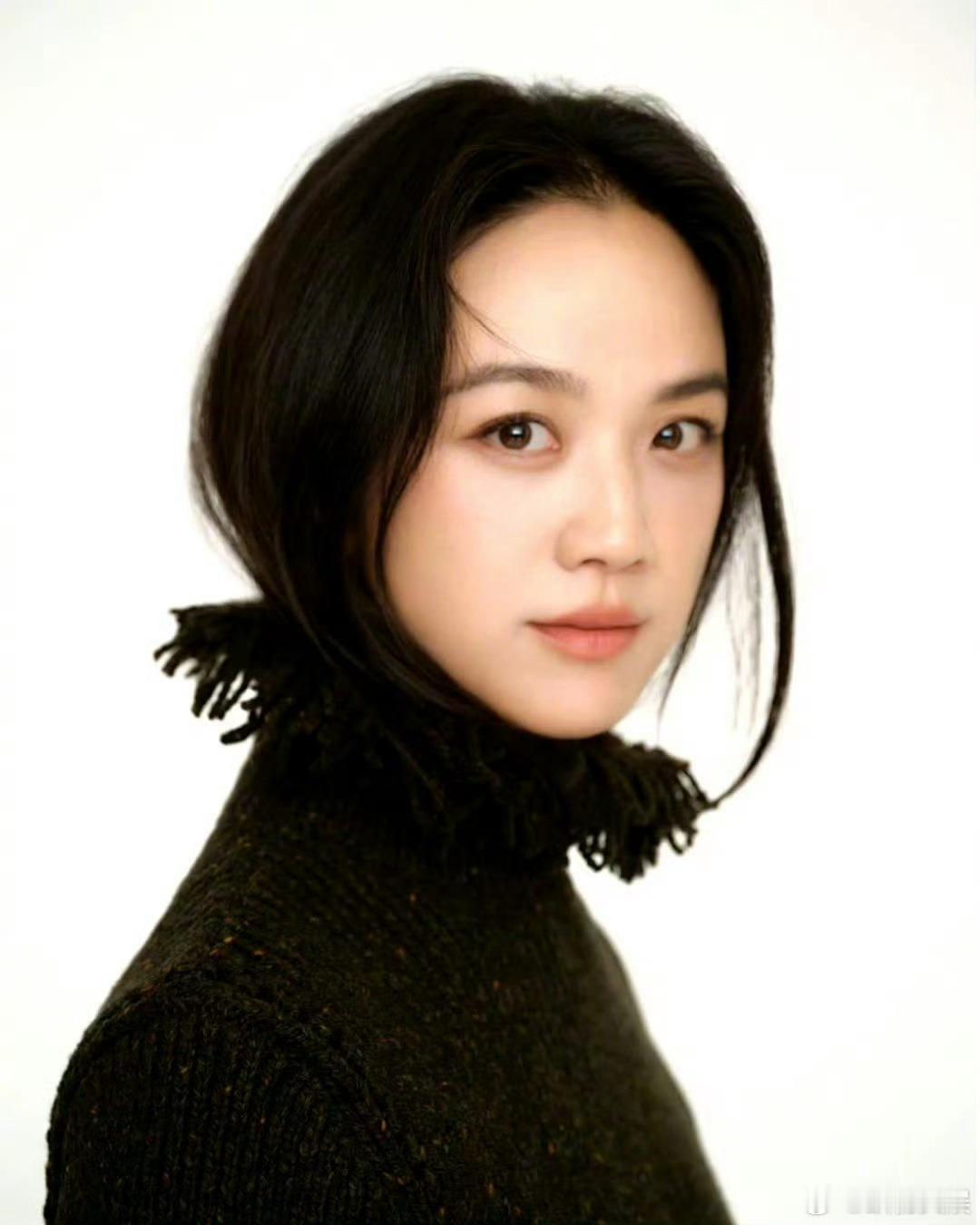 #汤唯45岁状态#汤唯 45 岁状态佳，其最新广告照中黑色高领毛衣搭棕色开衩皮裙