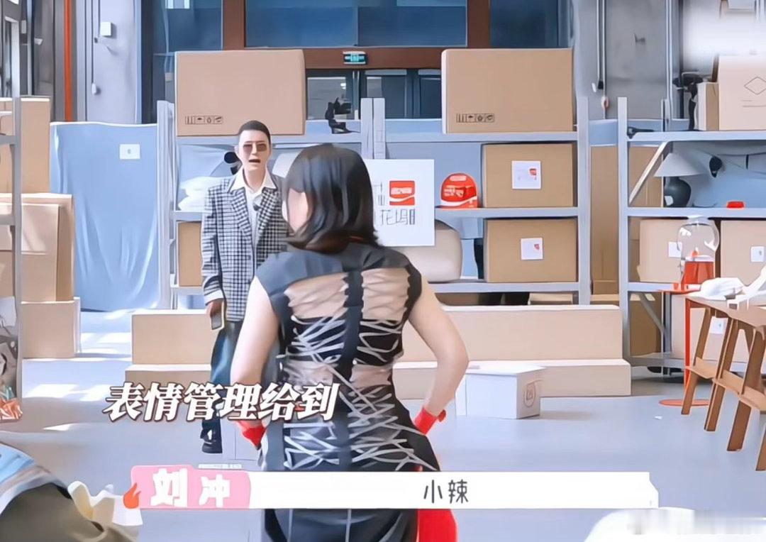 刘冲让李嘉琦走秀不要笑刘冲指导李嘉琦走秀桃花坞集体整活开启走秀环节，刘冲主动承担