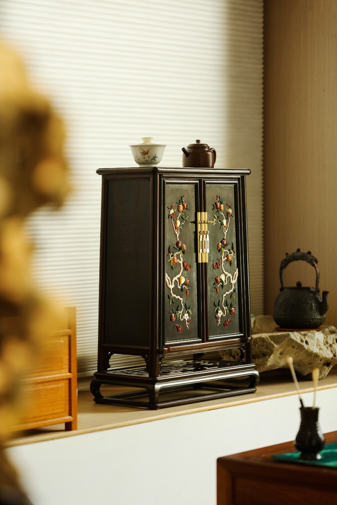 酸枝×百宝嵌 | 福寿双全 圆角柜器形考究，古雅素朴；柜门百宝嵌寿桃、蝙蝠，寓福