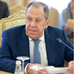 俄罗斯这次可算是逮着美国那条好腿猛踹了，美国你不是要支持乌克兰吗，那么我就要支持