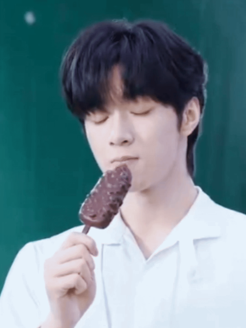 咬一口后一定要跟食物来一段深情对视，仿佛这辈子已经牵定食缘 