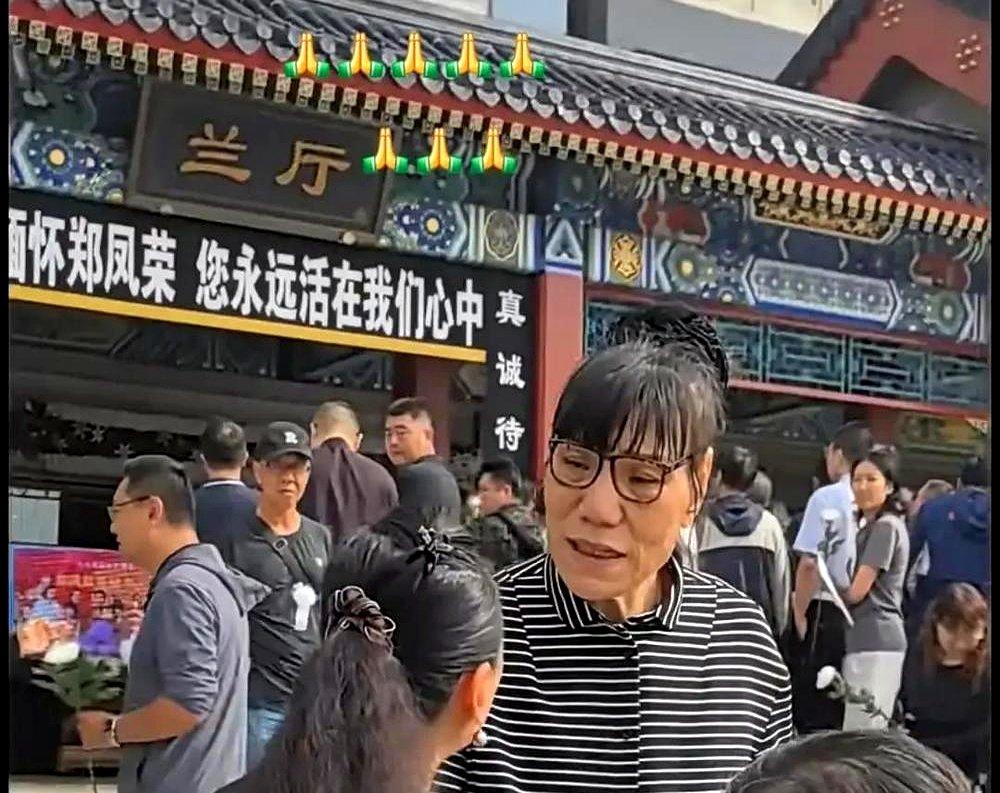 59岁郑海霞独自现身八宝山，两条腿走一步晃三下，身边连个搭把手的人都没有。那一幕