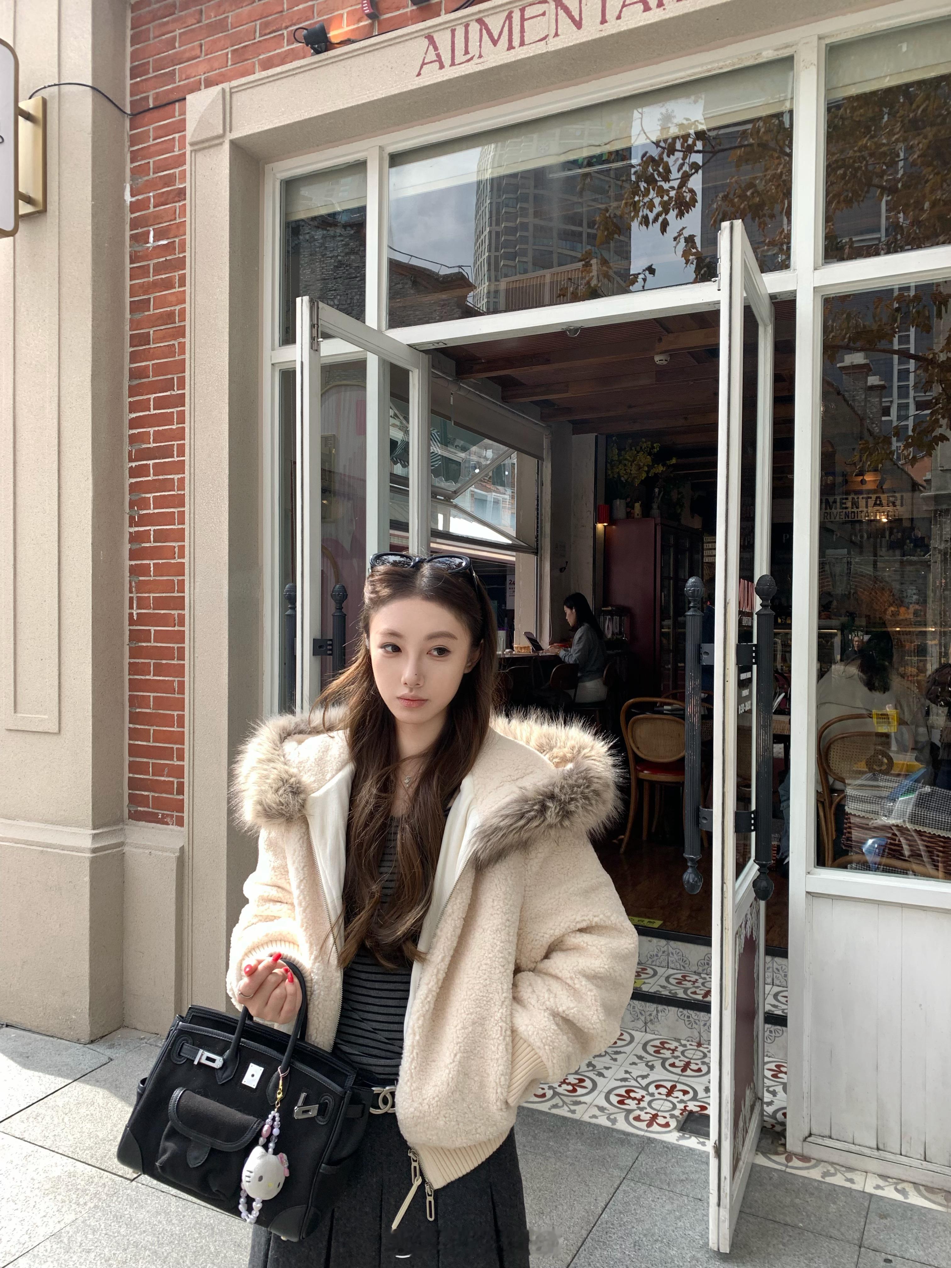 冬天真的不能没有一件毛领连帽外套本期苾入！！超及柔软奶呼呼很厚实👍🏻显得人软