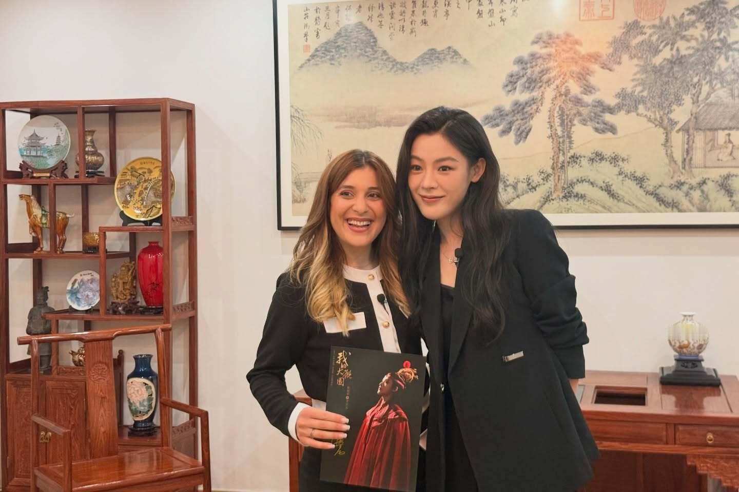 等一个黑色西装九宫格