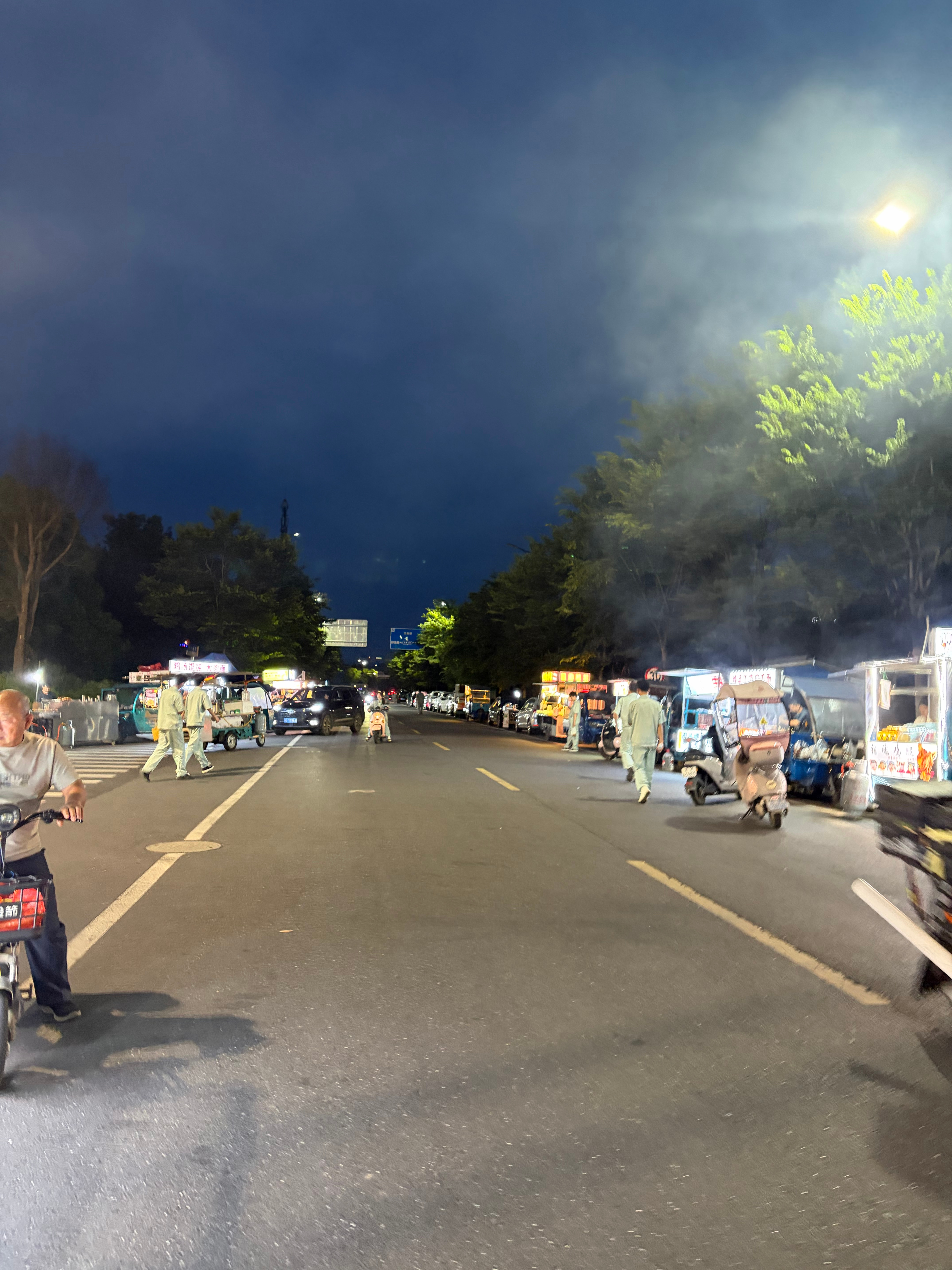 热闹的隔壁村 